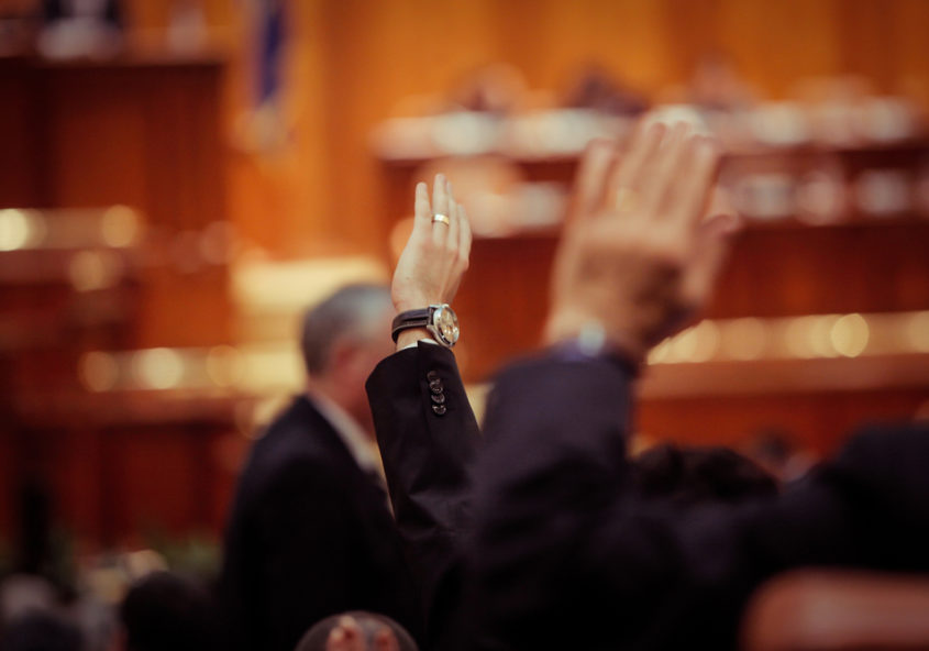 A les societats de responsabilitat limitada és possible alterar la regla general d'«una participació, un vot».